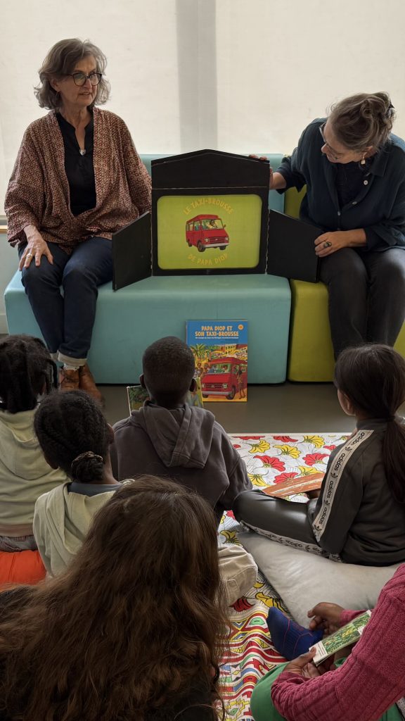 Lecture devant enfants assis parterre