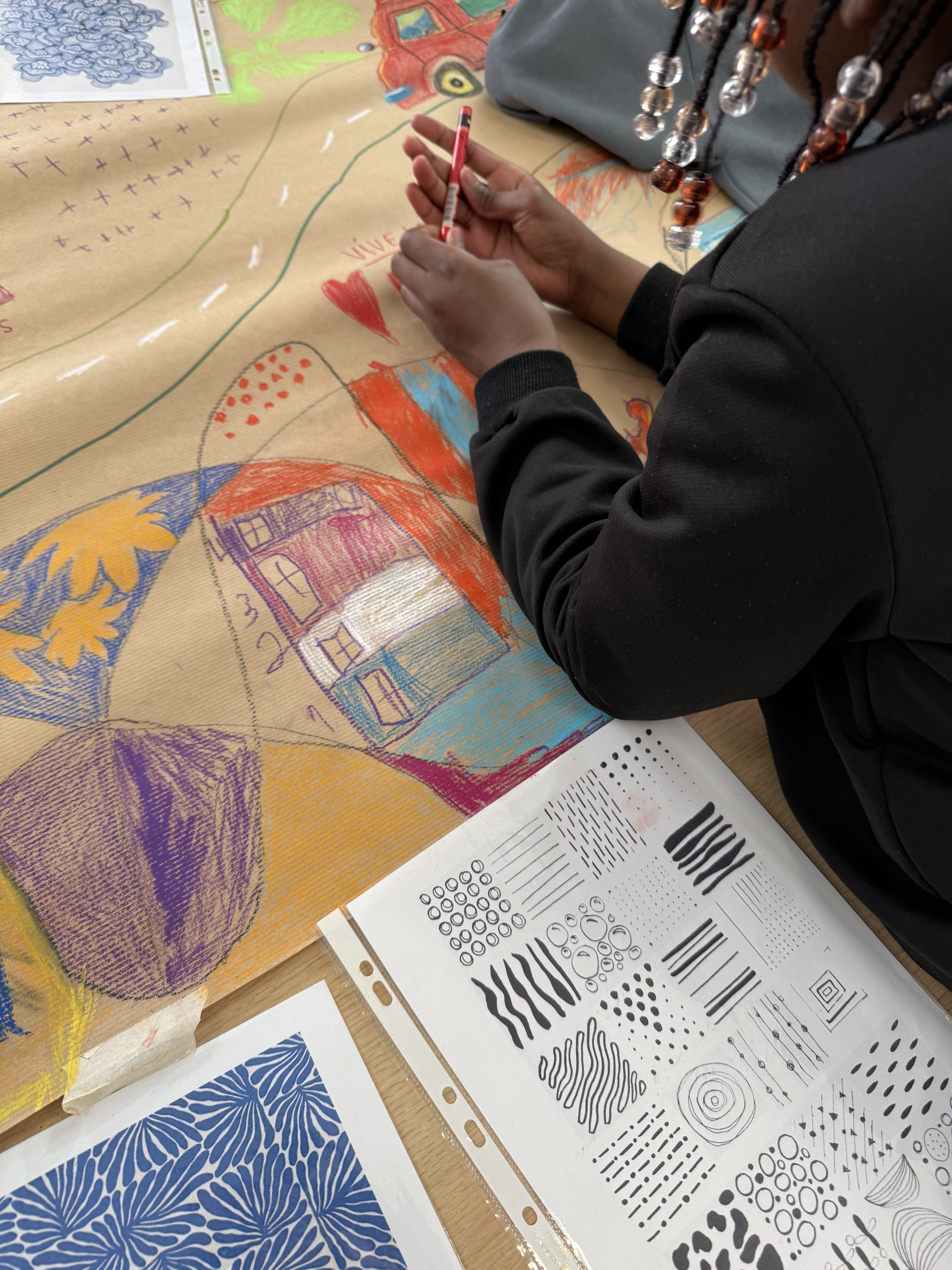 des mains d'enfant qui dessinent