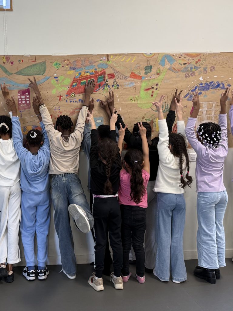 fresque dessinée par des enfants
